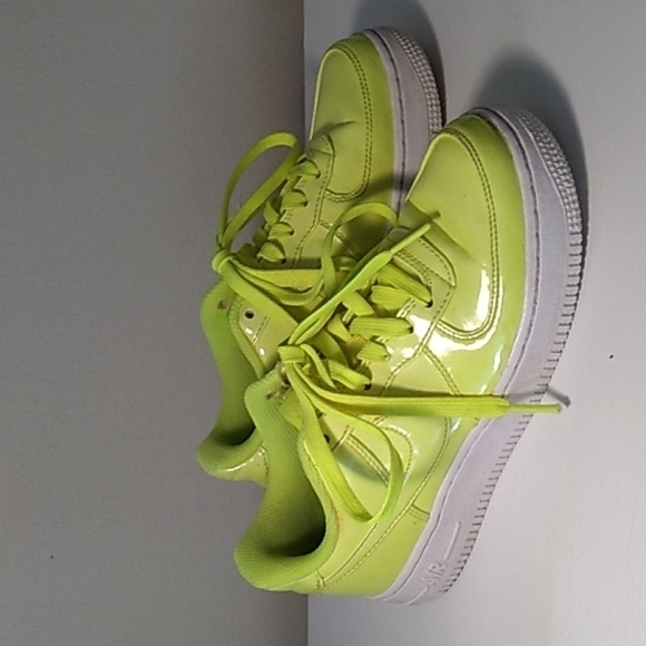 2017 Nike Air Force 1 LV8 UV GS neon yellow 💛 5Y - Picture 1 of 7